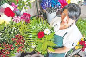 Las comerciantes de los mercados Central y San Francisco se preparan para recibir a los clientes. En el d&iacute;a arman m&aacute;s de 30 ramos. El  valor de estos va desde $ 1 a $ 3. Foto: Fernando Sandoval.