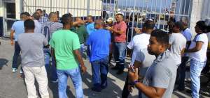 Los 105 trabajadores mantuvieron reuniones con las autoridades de SUINBA sin llegar a un acuerdo final que decline el cambio de jornada.  Cortes&iacute;a  