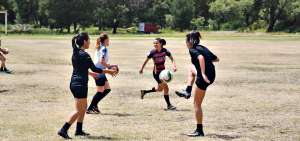 Las aspirantes para jugar en Deportivo Cuenca este a&ntilde;o realizan trabajos de coordinaci&oacute;n con el bal&oacute;n.