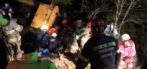 Miembros del Cuerpo de Bomberos Cuenca realizaron labores de extricaci&oacute;n para rescatar los cad&aacute;veres y al herido atrapados en la carrocer&iacute;a del tanquero.