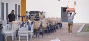 Los trabajadores cargaron, tres d&iacute;as antes de la inauguraci&oacute;n, los escritorios y sillas que usar&aacute;n los primeros 1.140 escolares en la unidad educativa del milenio Las Mar&iacute;as, en la av. Casuarina.