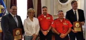 El presidente del distrito Guayaquil de la Asociaci&oacute;n Ciudades Hermanas Houston-Guayaquil, Xavier Moyano, la alcaldesa de Guayaquil, Cynthia Viteri, el jefe de Bomberos, Mart&iacute;n Cucal&oacute;n y el c&oacute;nsul de Estados Unidos en esta ciudad, Andrew K. Sherr. 