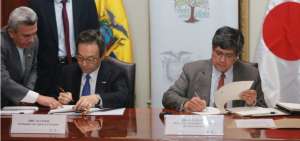El canciller ecuatoriano Jos&eacute; Valencia y el embajador del Jap&oacute;n en Ecuador, Yuji Sudo, durante la firma del convenio.