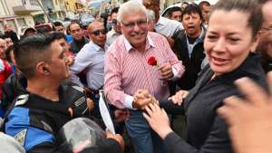 El alcalde electo, Marcelo Cabrera, celebr&oacute; su triunfo con una caminata por la calle Juan Jaramillo  hasta   la sede de su movimiento. Jos&eacute; Luis LLivisaca 