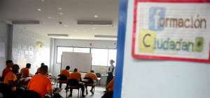 Cada pabell&oacute;n cuenta con infraestructura para recibir clases de alfabetizaci&oacute;n, educaci&oacute;n b&aacute;sica, secundaria y de tercer nivel. En ocasiones los internos tambi&eacute;n ayudan a sus compa&ntilde;eros.