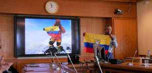 El andinista Iv&aacute;n Vallejo, durante la conferencia.