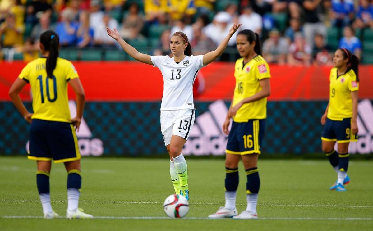 Alex Morgan (c) celebra tras aperturar el marcador ante las colombianas. Foto: AFP
