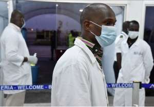Equipo m&eacute;dico especializado se prepara para inspeccionar pasajeros en un aeropuerto en Sierra Leona. FOTO: AFP 