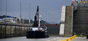 El Canal de Panam&aacute; cruza el oc&eacute;ano Pac&iacute;fico con el Atl&aacute;ntico.