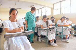 Brigitte, Dom&eacute;nica y Ariana, estudiantes del colegio Dolores Sucre -recientemente proclamadas abanderadas-, realizan cursos extracurriculares a la par con sus estudios. Foto: Jos&eacute; Mor&aacute;n | El Tel&eacute;grafo
