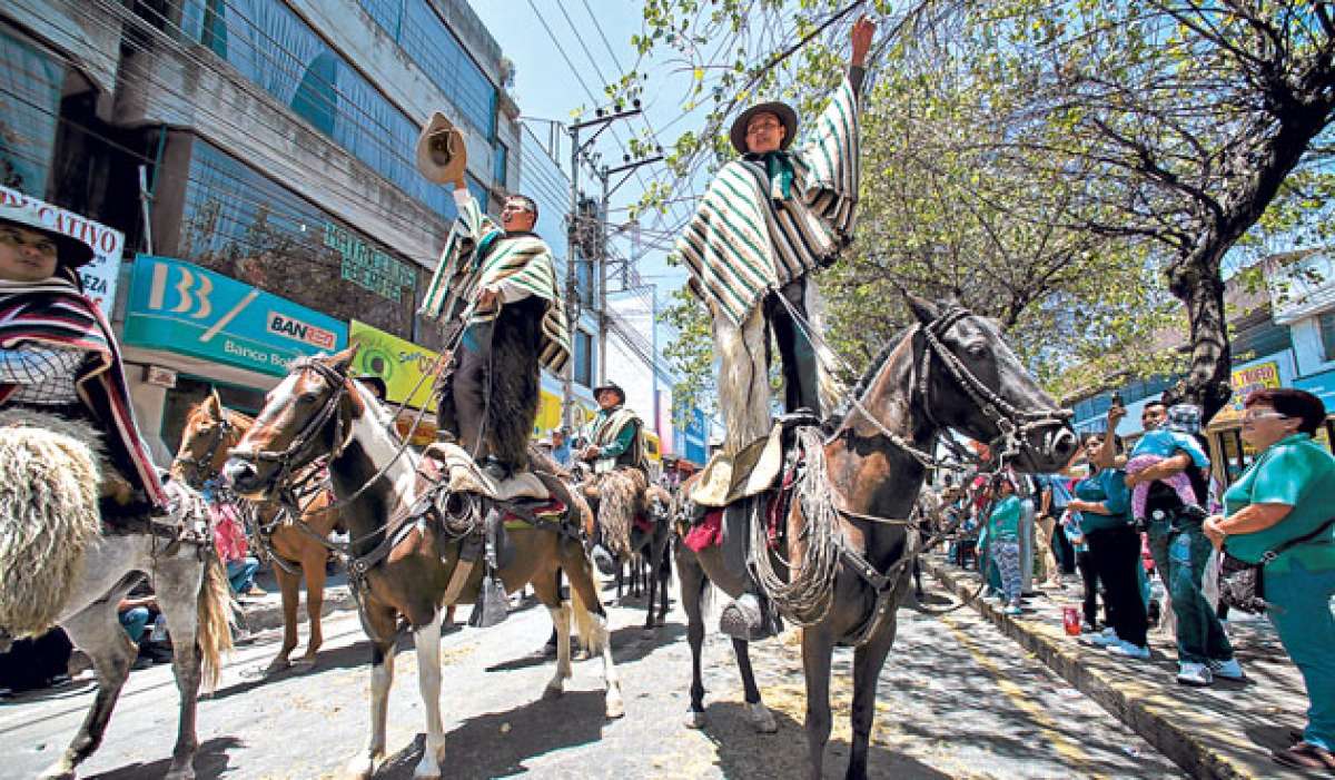 Con saltos y acrobacias, personas de todas las edades demostraron sus habilidades para montar sus caballos. Foto: Marco Salgado / El Tel&eacute;grafo