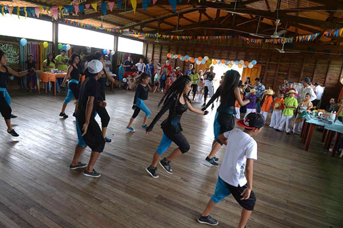 Los ni&ntilde;os y adolescentes de la Santay bailaron para el p&uacute;blico en una exposici&oacute;n en la Casa Comunal del &aacute;rea de reserva.  Eduardo Escobar / El Tel&eacute;grafo
