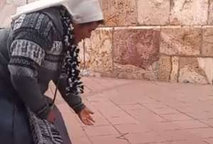 En Cuenca, un tierno video protagonizado por una monja que hace bailar un trompo se volvió viral.