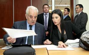 El fiscal Galo Chiriboga junto a la asesora Elizabeth Gaibor revisan la documentaci&oacute;n.