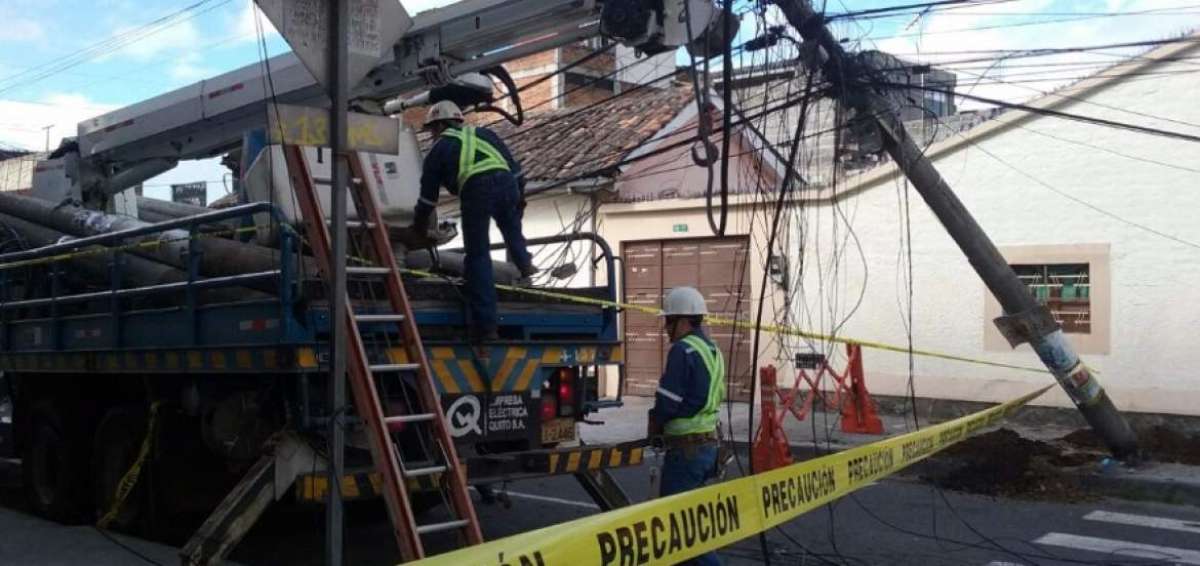 Postes de energ&iacute;a el&eacute;ctrica colapsaron en La Magdalena