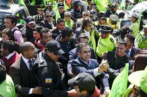 Militantes de Alianza PAIS, entre ellos varios ministros, acompa&ntilde;aron a Augusto Barrera desde Radio Visi&oacute;n hasta la Av. Los Shirys. FOTO: ANDRES DARQUEA 