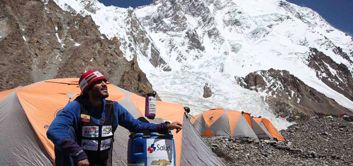 Santiago Quintero en el campo base, antes de iniciar la expedici&oacute;n hacia la cima del K2 en julio pasado.