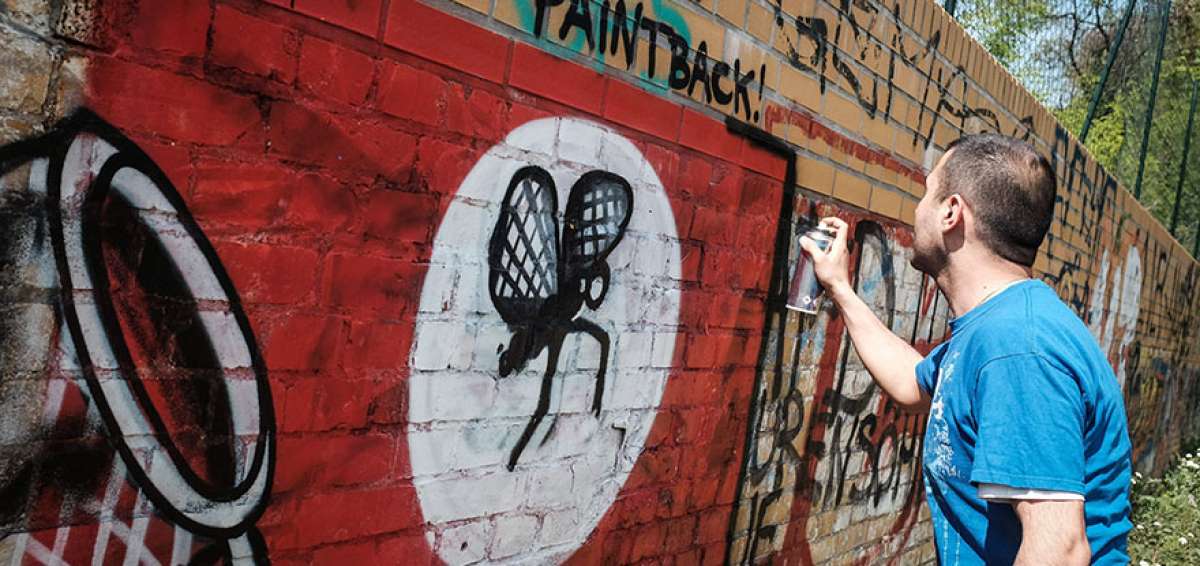 Los grafiteros cuentan con el apoyo de los due&ntilde;os de las paredes para tapar las esv&aacute;sticas.