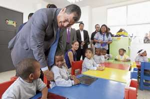 El presidente Rafael Correa recorri&oacute; las instalaciones de la escuela Sim&oacute;n Plata Torres, de Esmeraldas. Foto: Cortes&iacute;a / Presidencia de la Rep&uacute;blica.