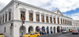 La fachada de la Gobernaci&oacute;n tambi&eacute;n fue intervenida, no obstante se respet&oacute; el dise&ntilde;o colonial. Es uno de los edificios m&aacute;s visitados y conocidos de Latacunga.