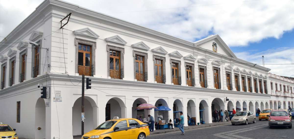 La fachada de la Gobernaci&oacute;n tambi&eacute;n fue intervenida, no obstante se respet&oacute; el dise&ntilde;o colonial. Es uno de los edificios m&aacute;s visitados y conocidos de Latacunga.