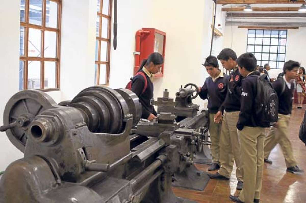 Estudiantes de la localidad visitaron el lunes las instalaciones del Museo F&aacute;brica Imbabura, cuya extensi&oacute;n es de 10.000 metros cuadrados. FOTO: CHRISTIAN TINAJERO