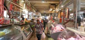 El mercado 10 de Agosto de Cuenca se cerr&oacute; desde ayer por un lapso de 72 horas, luego de que se detect&oacute; un caso de coronavirus en este sitio.