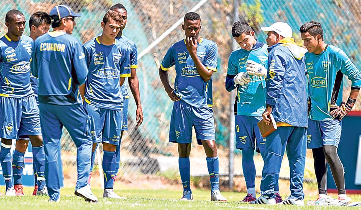 El entrenador Xavier Rodr&iacute;guez (der.) dialoga con los seleccionados durante uno de los microciclos que se realizaron en la Casa de la Selecci&oacute;n. Foto: Miguel Jim&eacute;nez / El Tel&eacute;grafo