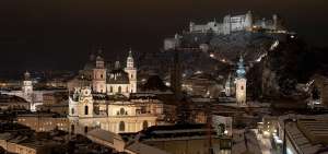 Vista de la Fortaleza de Hohensalzburg (derecha) y de la Catedral de Salzburgo (i), en Salzburgo, Austria, donde hace 200 a&ntilde;os naci&oacute; el c&eacute;lebre villancico.