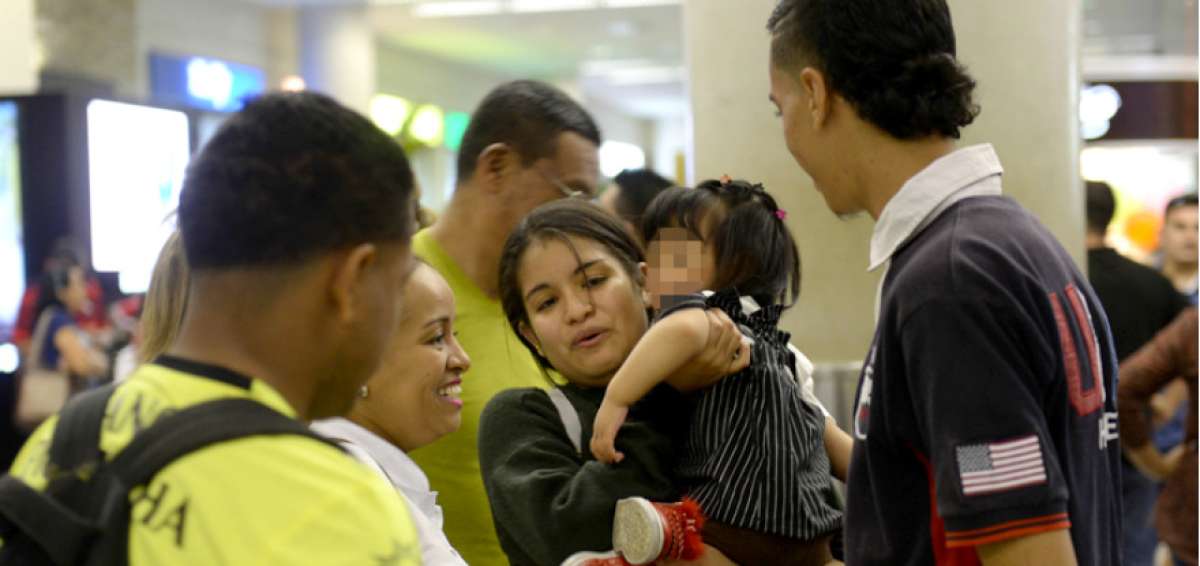 La compatriota y su hija fueron recibidas por sus familiares en el aeropuerto Jos&eacute; Joaqu&iacute;n de Olmedo.