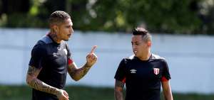 Los jugadores peruanos Paolo Guerrero (I) y Cristian Cueva conversan durante un entrenamiento de la selecci&oacute;n, en su concentraci&oacute;n en Sochi.
