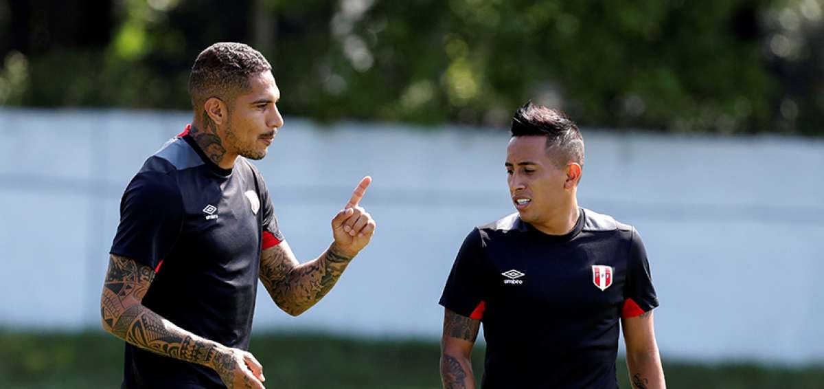Los jugadores peruanos Paolo Guerrero (I) y Cristian Cueva conversan durante un entrenamiento de la selecci&oacute;n, en su concentraci&oacute;n en Sochi.