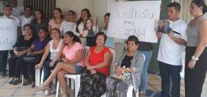 La familia de la v&iacute;ctima se reuni&oacute; en Manta para exigir que el caso de Gina no quede impune. 