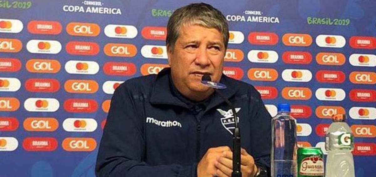 El 19 de septiembre de 2019, luego de un mes de la salida del &ldquo;Bolillo&rdquo;, el presidente de la Federaci&oacute;n Ecuatoriana de F&uacute;tbol (FEF), Francisco Egas, asegur&oacute; que el nuevo t&eacute;cnico estar&iacute;a contratado &ldquo;a m&aacute;s tardar en una semana&rdquo;, pero no sucedi&oacute; as&iacute;.