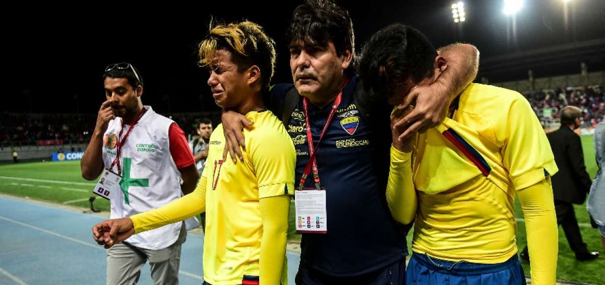 El coordinador de la selecci&oacute;n, Pedro Mu&ntilde;oz (centro), consuela a Kevin Gonz&aacute;lez (izq.) y a N&eacute;stor Rivera. 