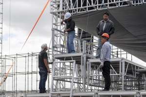 Personal t&eacute;cnico labora a tiempo completo para dejar lista la tarima desde donde se ofrecer&aacute; la misa. Fotos: Miguel Jim&eacute;nez / EL TEL&Eacute;GRAFO