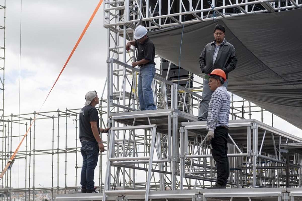 Personal t&eacute;cnico labora a tiempo completo para dejar lista la tarima desde donde se ofrecer&aacute; la misa. Fotos: Miguel Jim&eacute;nez / EL TEL&Eacute;GRAFO