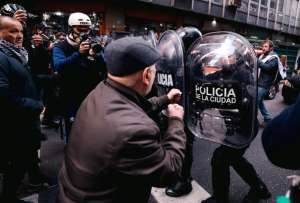Una persona se enfrenta a la Policía durante una manifestación este miércoles, en Buenos Aires (Argentina).