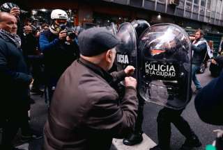 Una persona se enfrenta a la Policía durante una manifestación este miércoles, en Buenos Aires (Argentina).