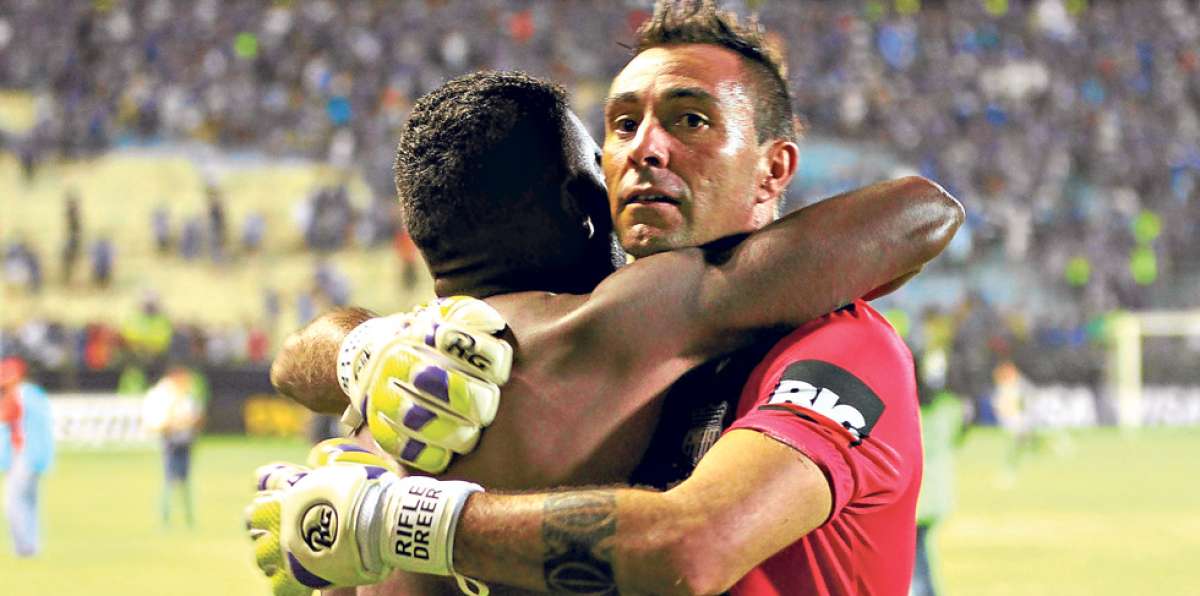 El golero Esteban Dreer, es felicitado por un compa&ntilde;ero luego de un partido por Copa Sudamericana. Foto: Andes