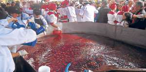 Estudiantes de gastronom&iacute;a de la Unach y la Espoch reparten las porciones del gigantesco jucho de carnaval.