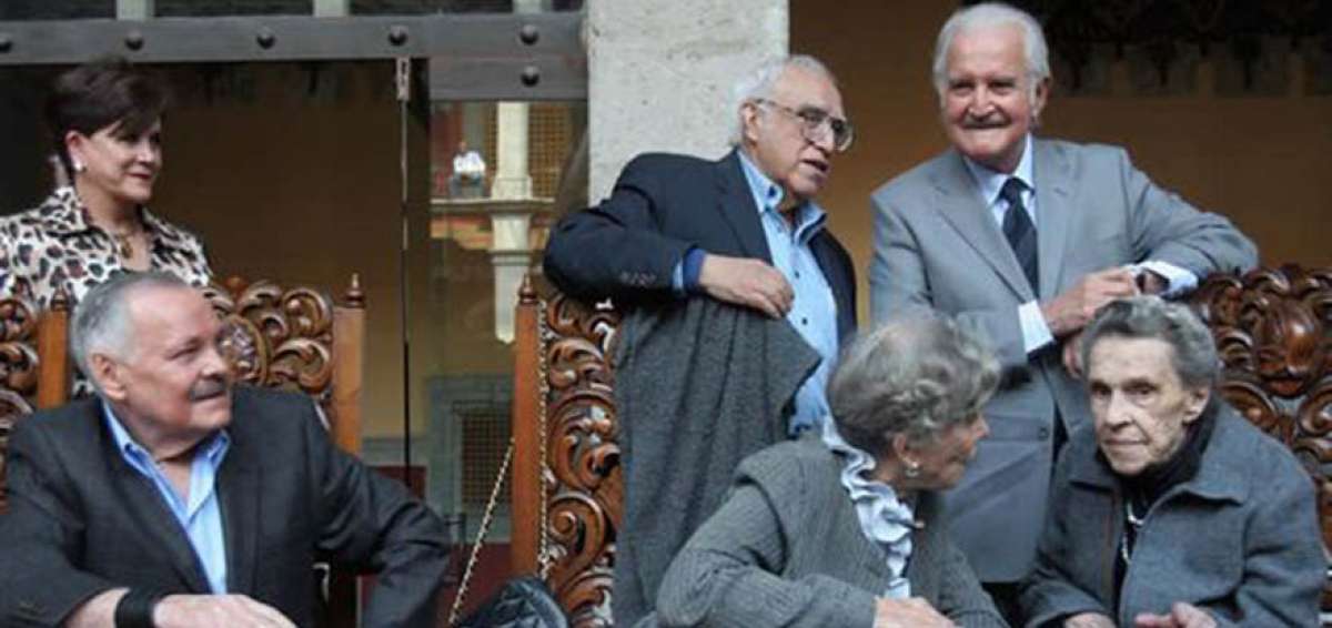 Carlos Monsiv&aacute;is, Carlos Fuentes, Jos&eacute; Luis Cuevas, Elena Poniatowska y Leonora Carrington son los artistas mexicanos que aparecen en la imagen.