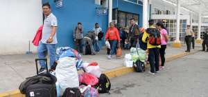 Los ciudadanos venezolanos son atendidos por grupos de ayuda humanitaria en las zonas fronterizas. Se verificar&aacute; el documento de identidad.
