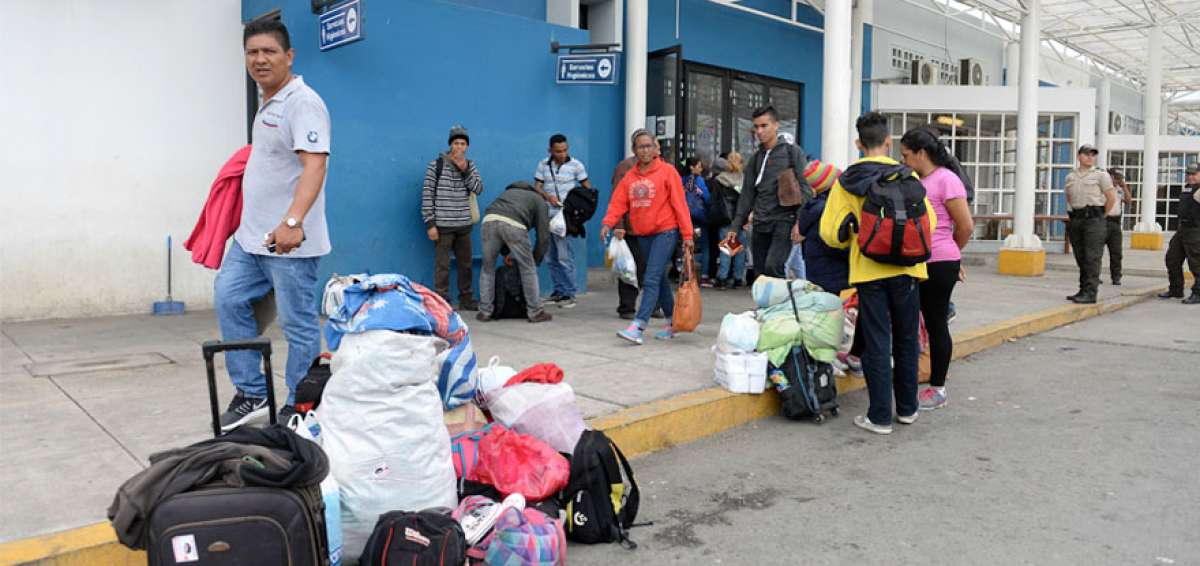 Los ciudadanos venezolanos son atendidos por grupos de ayuda humanitaria en las zonas fronterizas. Se verificar&aacute; el documento de identidad.