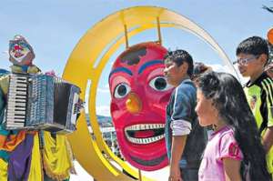 Las autoridades buscan recuperar la esencia de la celebraci&oacute;n de las primeras d&eacute;cadas del siglo anterior. En la foto, un payaso recita coplas en la Plaza-parque La Magdalena. Foto: Santiago Aguirre 
