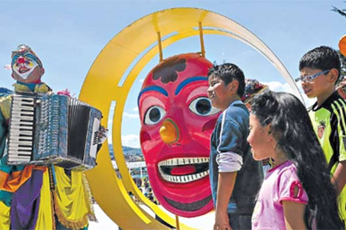 Las autoridades buscan recuperar la esencia de la celebraci&oacute;n de las primeras d&eacute;cadas del siglo anterior. En la foto, un payaso recita coplas en la Plaza-parque La Magdalena. Foto: Santiago Aguirre 