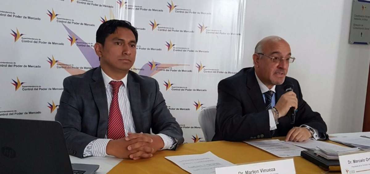 Marlon Vinueza (izq) y Marcelo Ortega (der) durante la presentaci&oacute;n de las decisiones adoptadas por la SCPM.