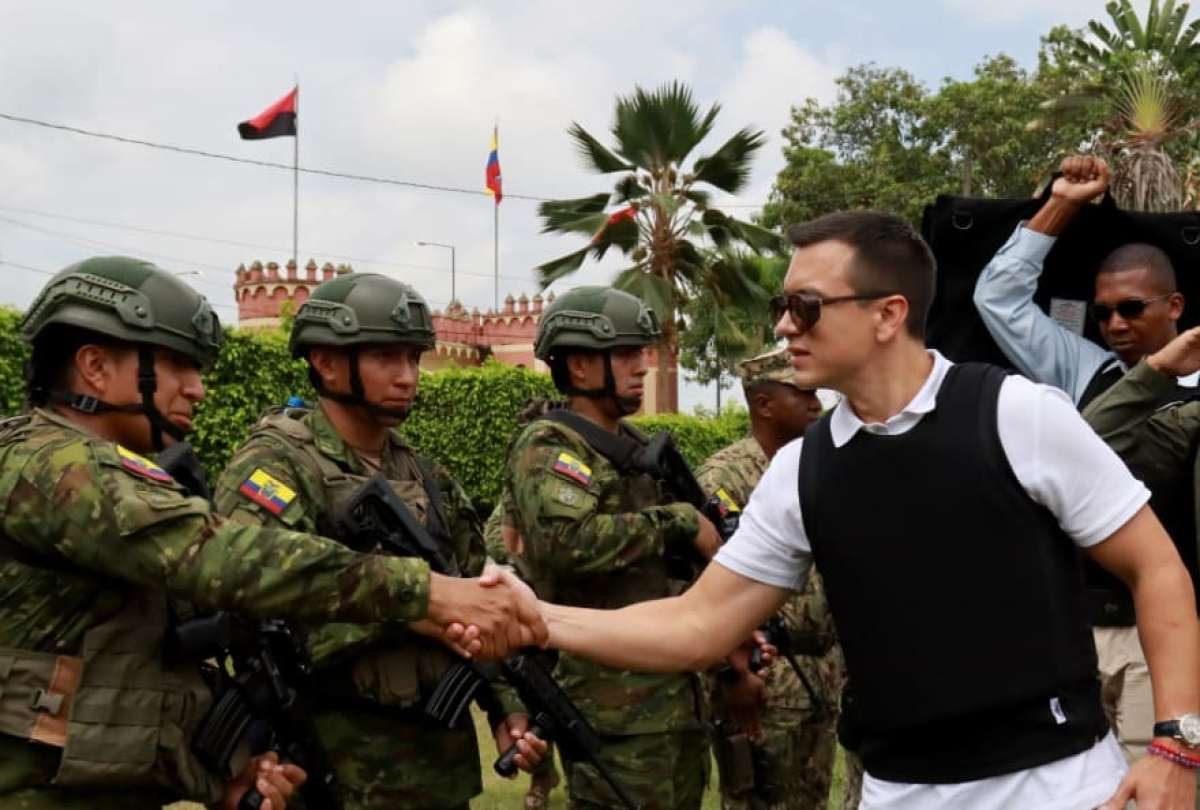 El primer mandatario cumplió agenda en El Oro y saludó a los militares de esa provincia.