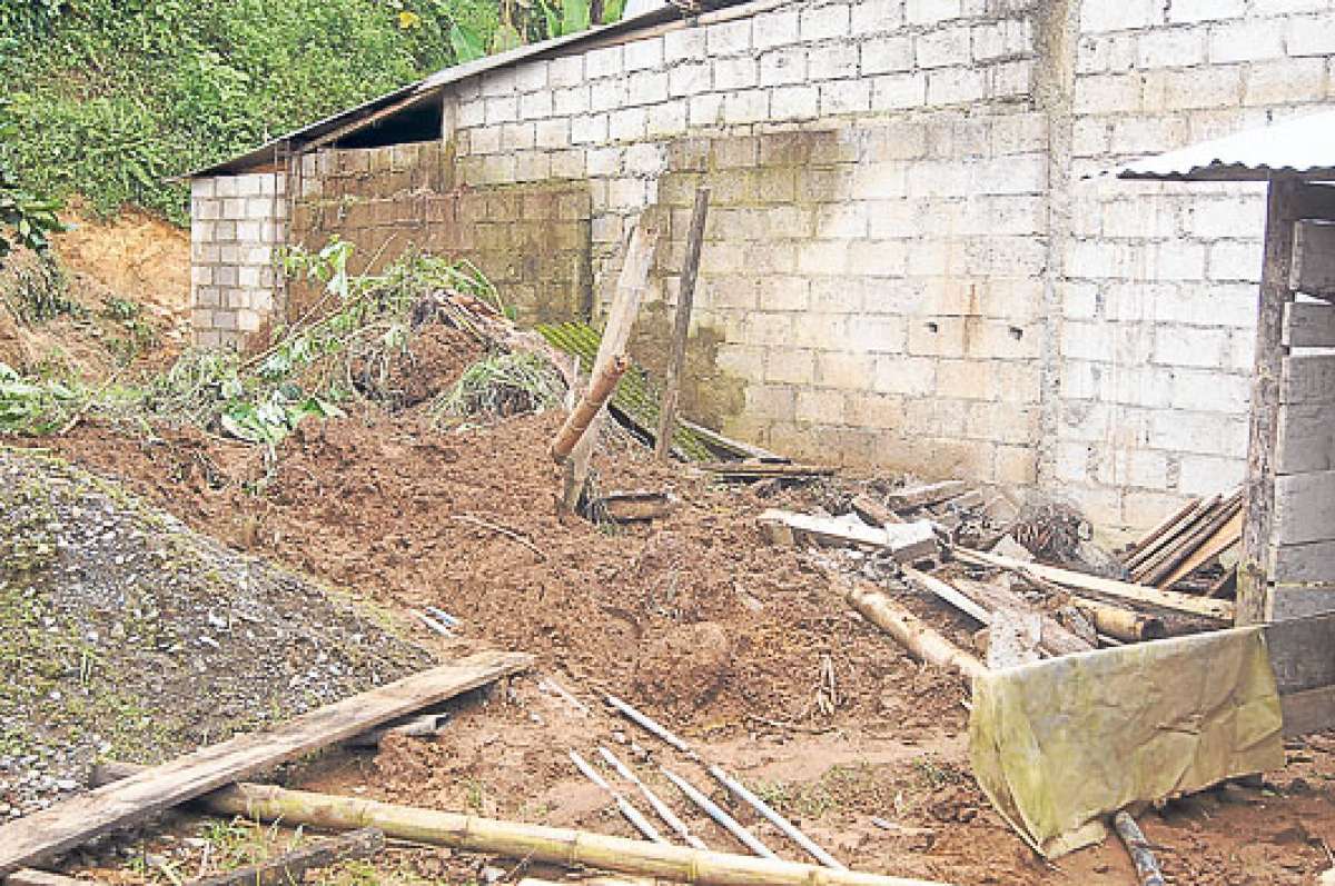 En la comunidad Pucayacu, las lluvias arrastraron tierra y escombros que destruyeron muros y techados en algunas viviendas del lugar. Foto: Silvia Osorio/ El Tel&eacute;grafo