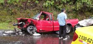 Una camioneta roja se encuentra entre los veh&iacute;culos involucrados.